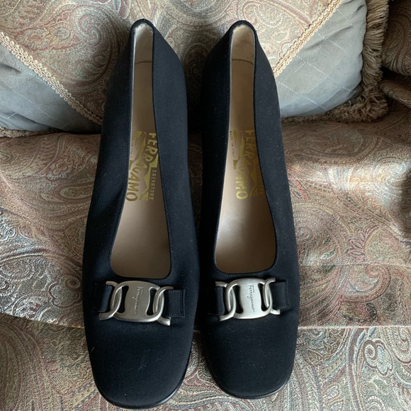 Salvatore Ferragamo size 10(US) black pumps. - Picture 3 of 6